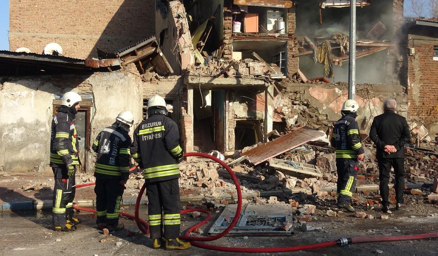 Erzurum'da doğal gaz kaynaklı patlama; 2 katlı binanın bir kısmı çöktü
