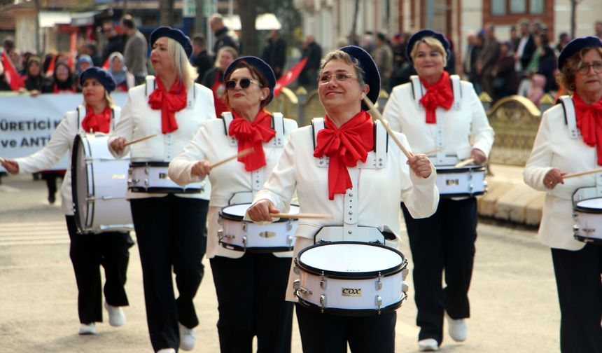 Geçit töreninde dağıtılan hediyeler için kıyasıya yarış