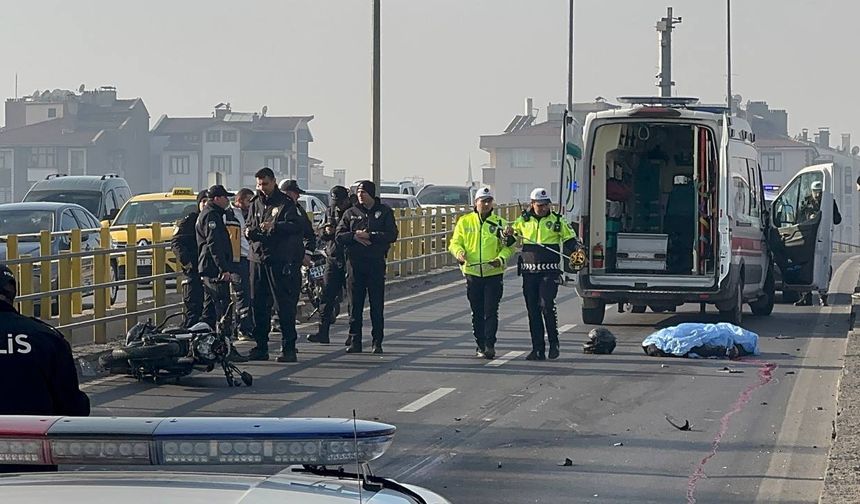 İki aracın arasından geçerken TIR'ın altında kalan motosikletli öldü