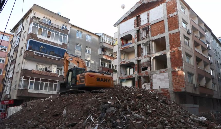 İstanbul - Bahçelievler'de bina yıkılınca ortaya çıktı; 40 sene boyunca iki apartman tek duvarı kullanmış