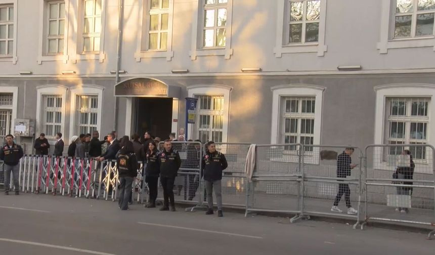 İstanbul- Harbiye'deki Saint Esprit Katedrali'nin önünde yoğunluk başladı