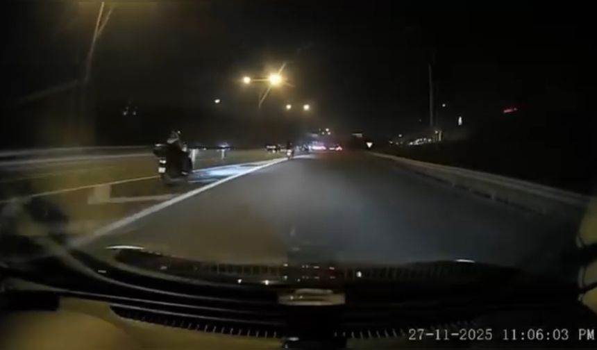 İstanbul - Kağıthane TEM Otoyolu'nda aracın önünde durdu; çocukla motosikletten inip hayatını tehlikeye attı / Ek bilgiyle