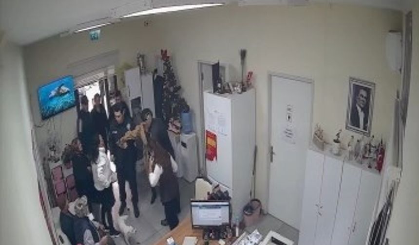 İstanbul- Pendik'te belge almaya gelen kadınla muhtar arasında tekme tokat kavga kamerada