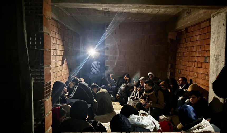 Kaçmak için inşaatta gizlenen 28 kaçak göçmen yakalandı