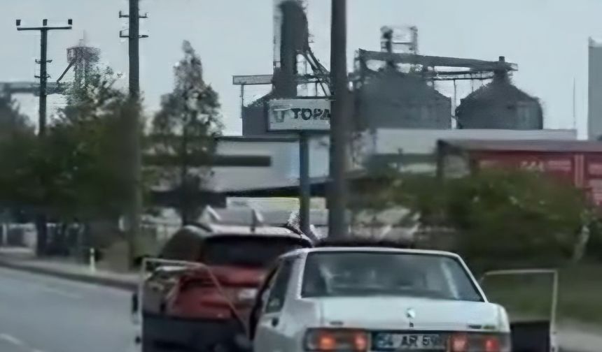 Kapıları açık otomobil ile yolculuk yaptı; o anlar kamerada