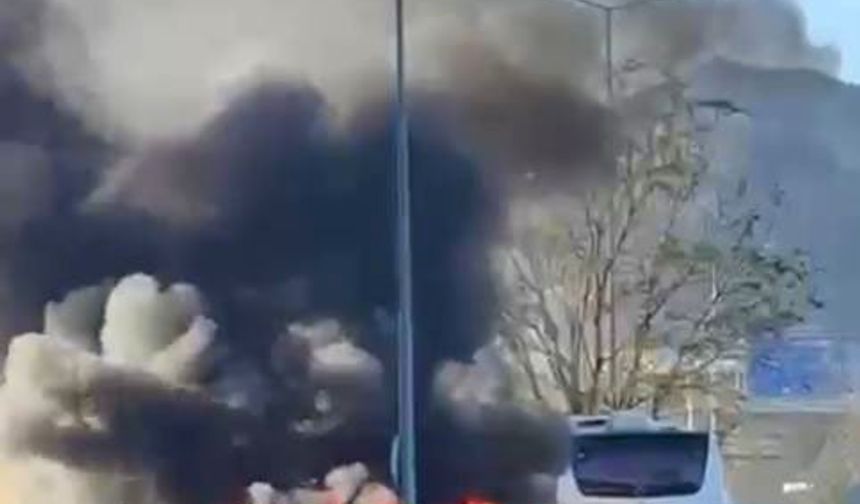 Minibüste çıkan yangın, otomobile sıçradı; cipin son anda kurtarılması kamerada