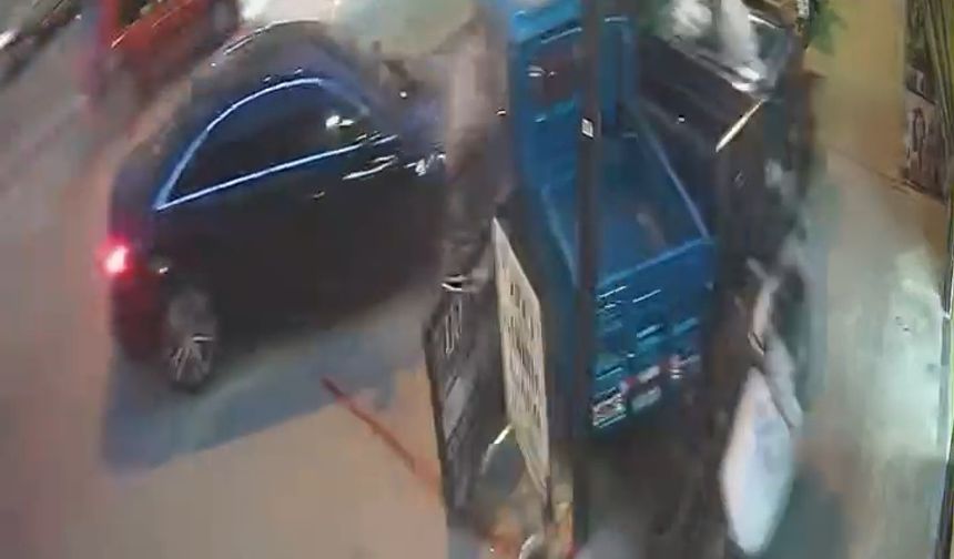 Otomobil, kaldırımdaki motosikletlere çarptı; kaza anı kamerada