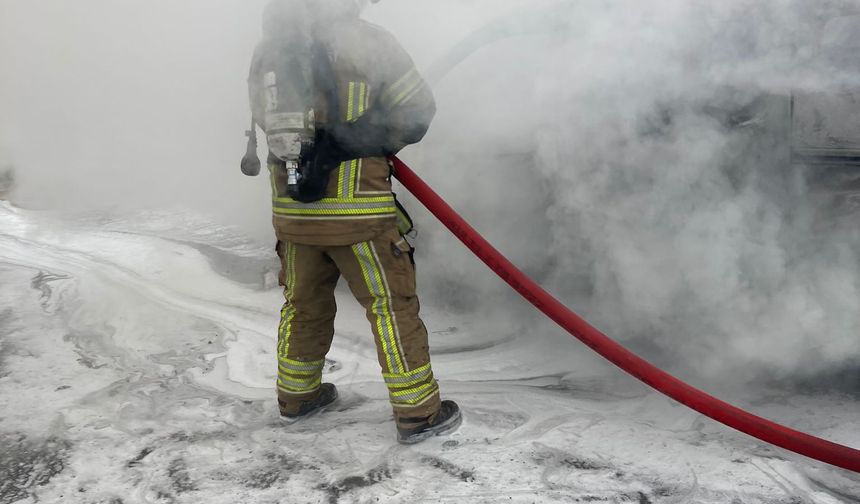 Otomobilin alev alev yandığı anlar kamerada