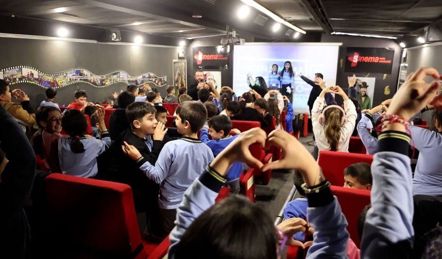 Sivas'ta 'Gezen Sinema TIR'ı öğrencileri sinema ile buluşturdu