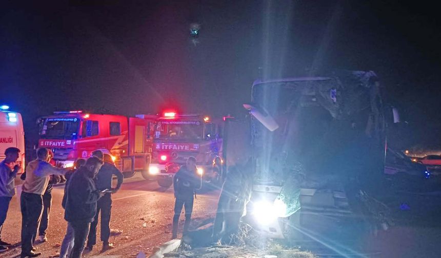 Yolcu otobüsü ile servis minibüsü çarpıştı: 1 ölü, 14 yaralı