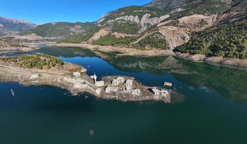 Mersin Alaköprü Barajı Can Çekişiyor: Köy Evleri ve Cami Ortaya Çıktı