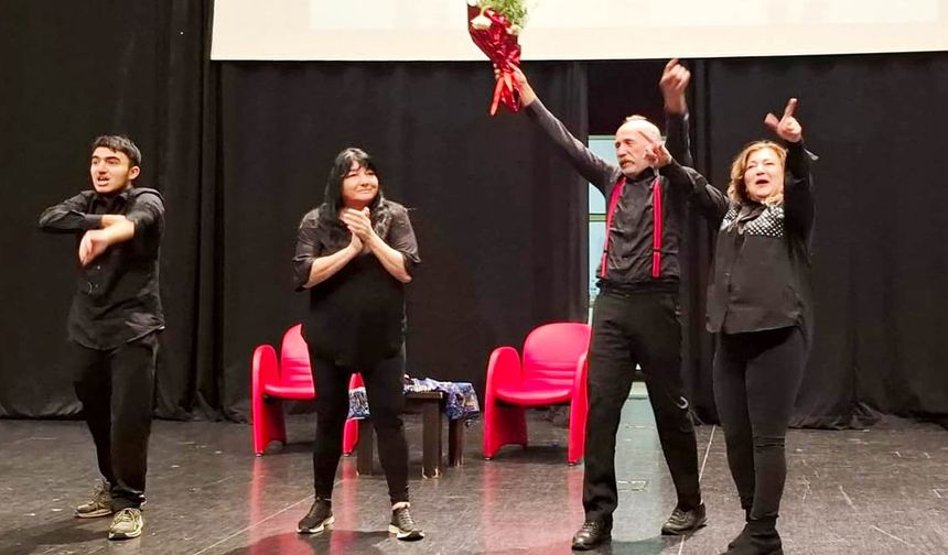 Antalya'da 'Şakka Olmalı' kahkaha attırdı