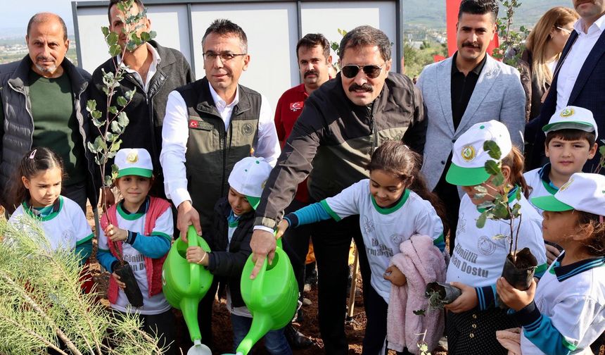 Arsuz'da deprem şehitleri hatıra ormanına 5 bin fidan dikildi