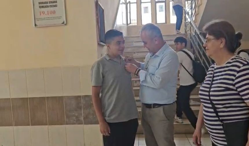 Bilinçli olarak koridora bırakılan pet şişeyi alıp çöpe atan öğrenciye ödül