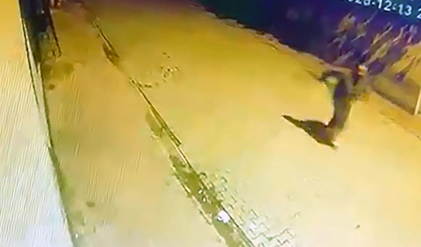 Evin pencerlerine taş atıp, camları kırdı