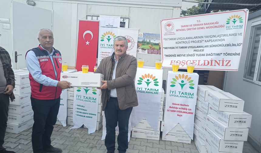 Hatay'da çiftçilere Akdeniz meyve sineği tuzakları dağıtıldı