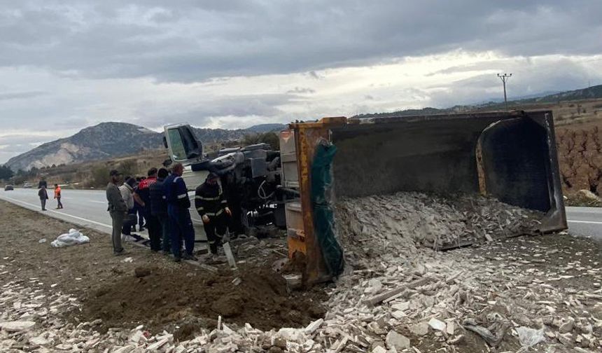 Kamyon sürücüsü yaralandı