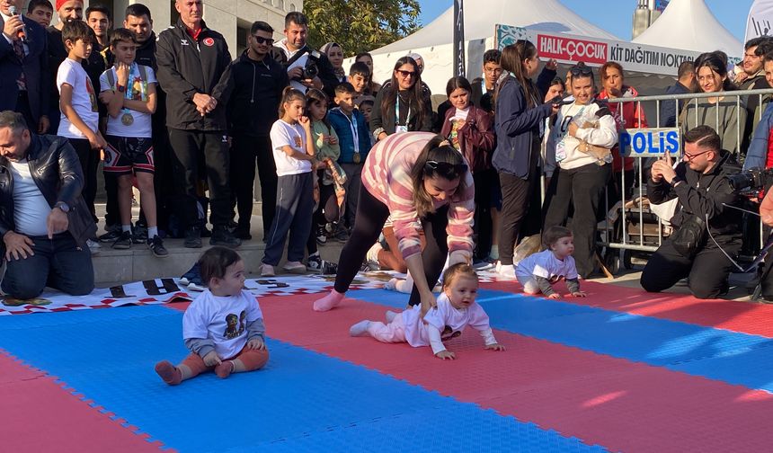Osmaniye'de bebek emekleme yarışması renkli görüntülere sahne oldu