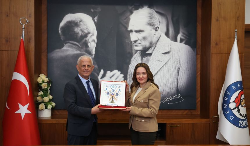 Özdemir, Noel Baba Festivali'ne katıldı