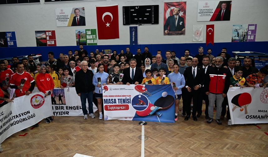 Özel gereksinimli sporcular masa tenisi turnuvasında buluştu