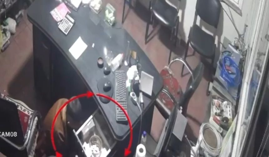 Sadaka kutusunu çalan şüpheli yakalandı; o anlar kamerada