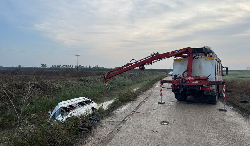 Tarım işçilerini taşıyan minibüs, sulama kanalına devrildi; 18 yaralı