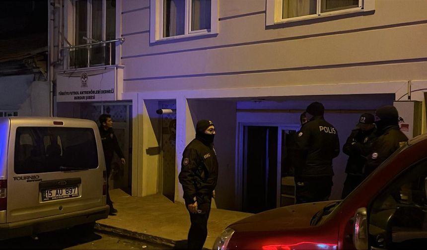 Yaşadığı apartmanın merdiveninde ölü bulundu