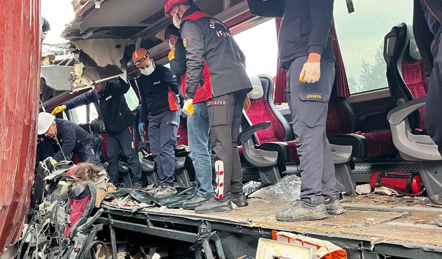 Yolcu otobüsü, otoyolda TIR'a çarptı; 6 ölü, 11 yaralı