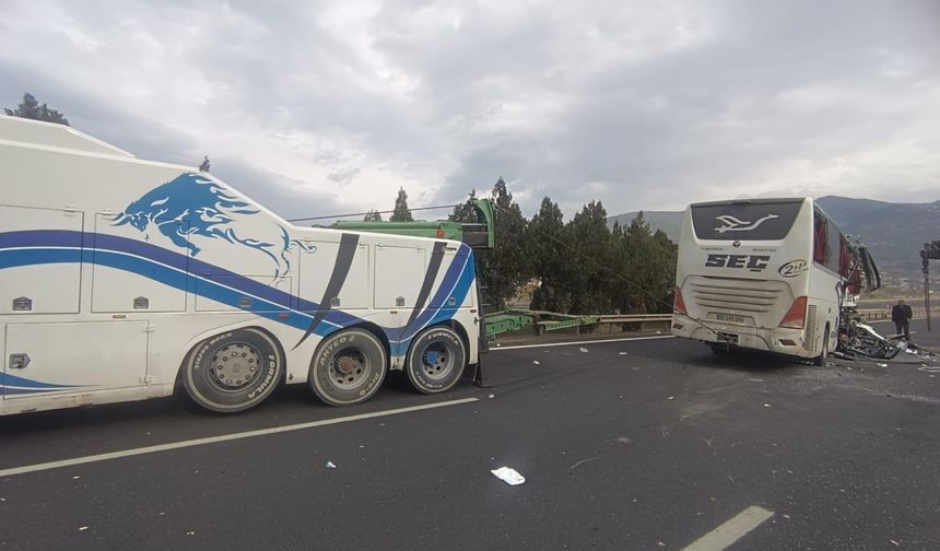 Yolcu otobüsü, otoyolda TIR'a çarptı; 7 ölü, 11 yaralı (2)