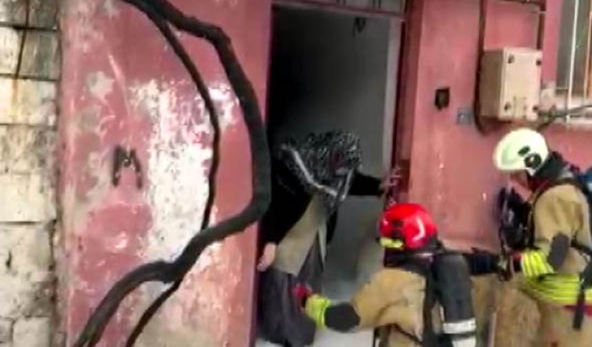 Altyapı çalışmasında doğal gaz hattında patlama oldu; mahsur kalanları itfaiye kurtardı