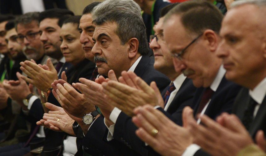 Bakan Tekin: Türkiye'de kimse kimsenin kılık kıyafetiyle uğraşmıyor