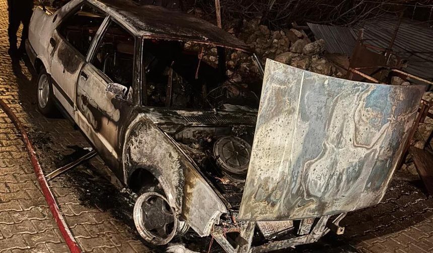 Bucak'ta park halindeki otomobil yandı