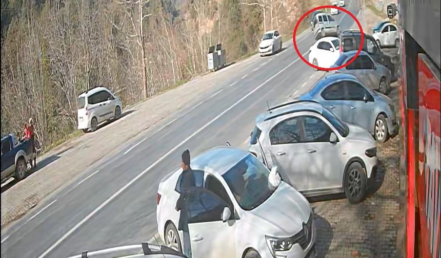 Hafif ticari aracın şarampole devrildiği kaza kamerada