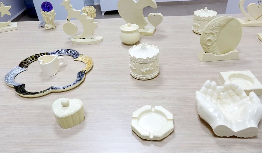 Huzurevinde yaptığı süs eşyalarını hediye ediyor