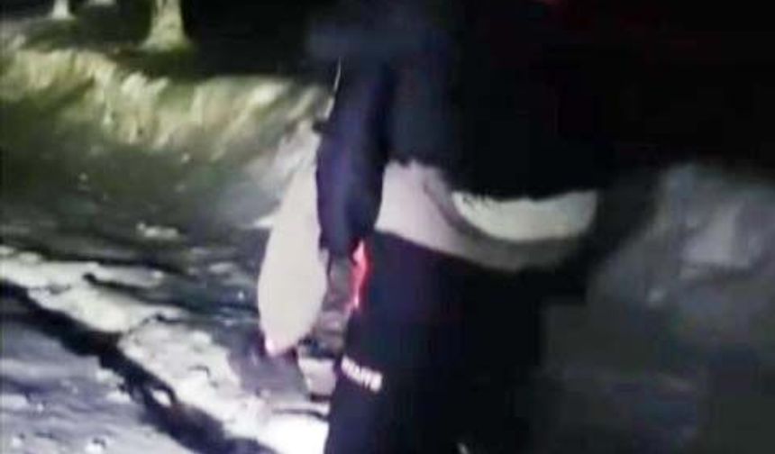 Kardan kapalı yolları yürüyerek geçen ekipler, 2 hastayı hastanelere ulaştırdı / Ek fotoğraflar