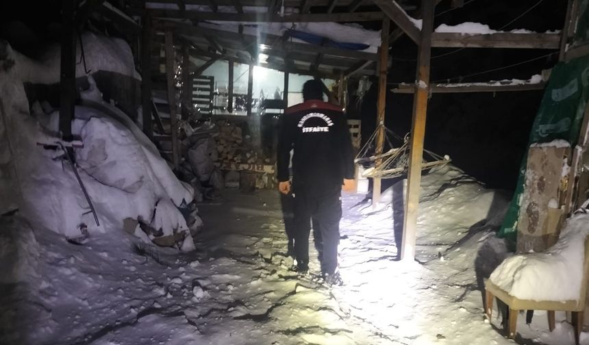 Kardan kapalı yolları yürüyerek geçen ekipler, 2 hastayı hastanelere ulaştırdı