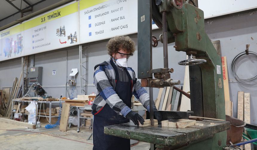 Mersin'de kadın mobilya ustaları yetiştiriyor