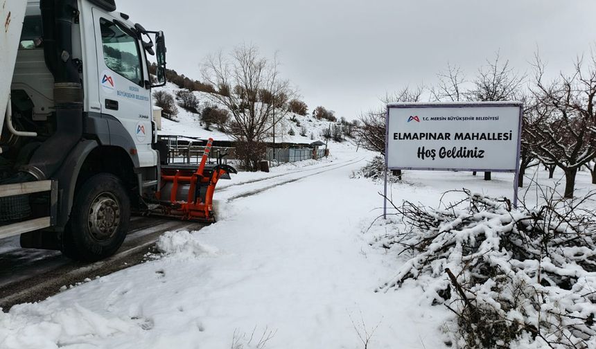 Mersin'de karla mücadele çalışmaları sürüyor