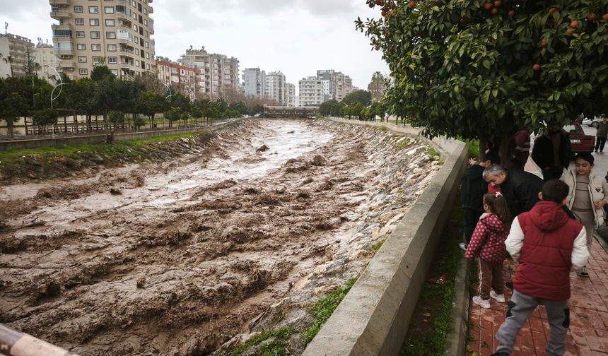 Mersin'de sağanak; dereler taştı, yolları su bastı