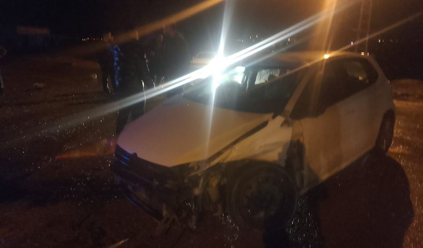 Otomobil, refüje ve bir otomobile çarptı: 2 yaralı