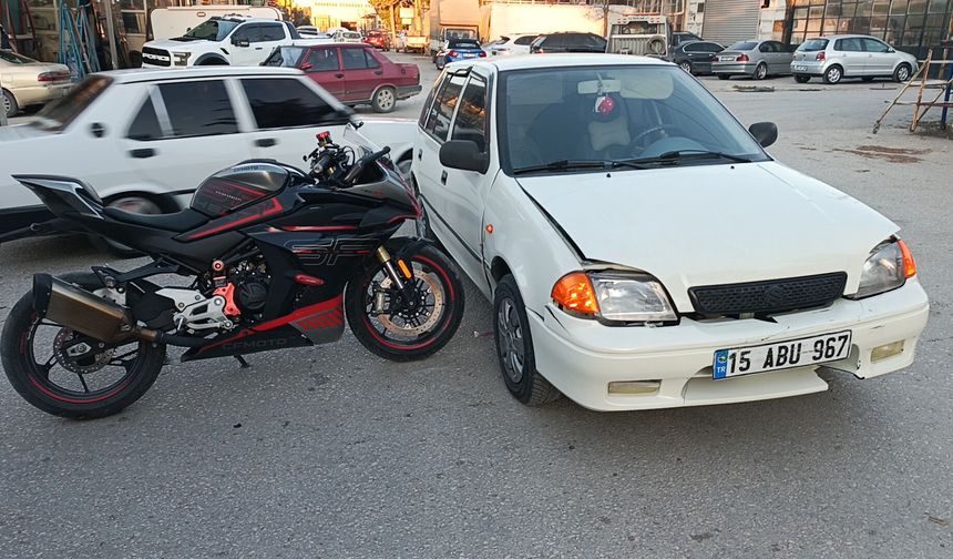 Otomobille çarpışan motosikletin sürücüsü yaralandı