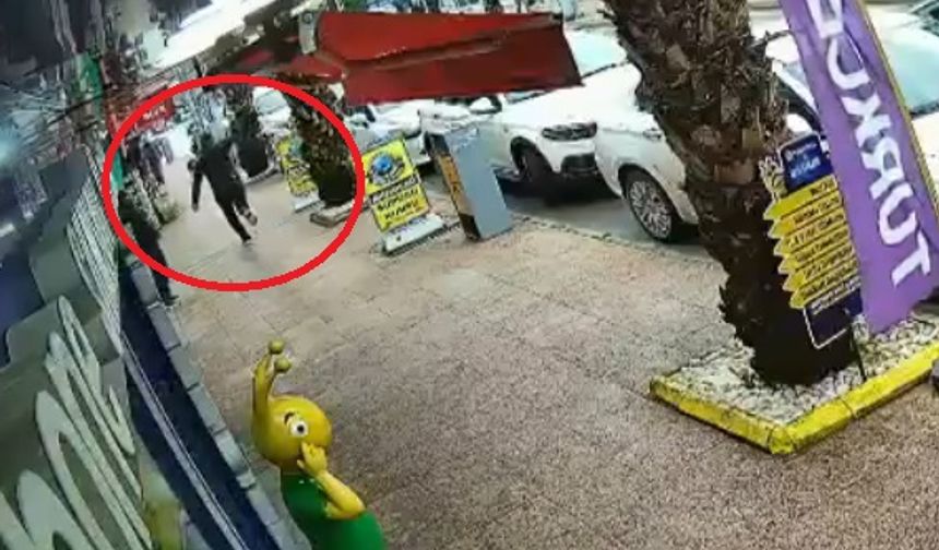 Tabancayla kuyumcuya girip 100 gram altını aldı, havaya ateş açıp kaçtı