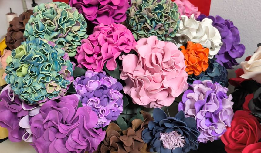 Toprakkale'de kadınlar eva çiçek kursuyla meslek ediniyor