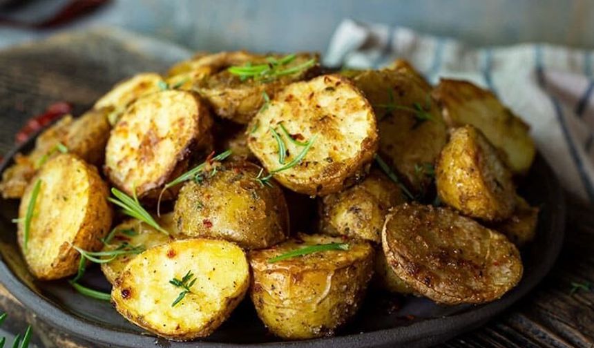 Fırındaki Patatesi Baştan Yazdıran Tüyo – Evde Deneyen Bir Daha Eskiye Dönmüyor