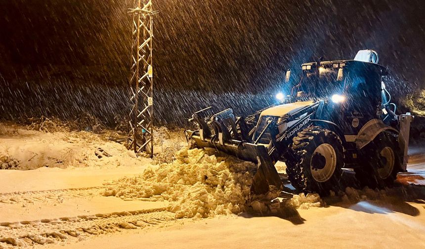 Toroslar Belediyesi Karlı Yolları Ulaşıma Açıyor