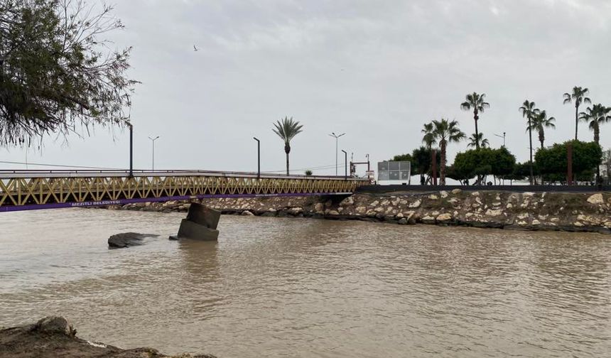 Dikkat! Mezitli’de Yaya Köprüsü Geçişe Kapatıldı