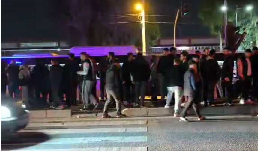 Bekirde Işıklarında Kâbus Gibi Anlar: Araç Yayaların Arasına Daldı