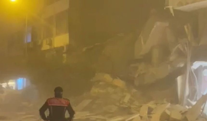 Mersin in Yakın Komsusu Hatay'da Ağır hasarlı bina, yıkım sırasında çöktü