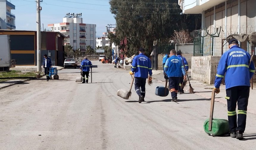 Mersin Akdeniz Belediyesi'nden ilçe genelinde yoğun temizlik mesaisi