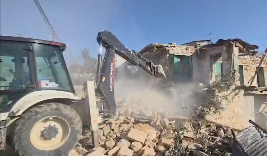 Akdeniz'de, çökme riski taşıyan yapılarla mücadele sürüyor